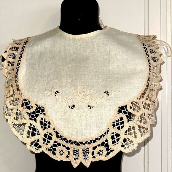 Very large vintage creamy tan floral embroidered collar with Battenberg lace - Picture 1 of 8